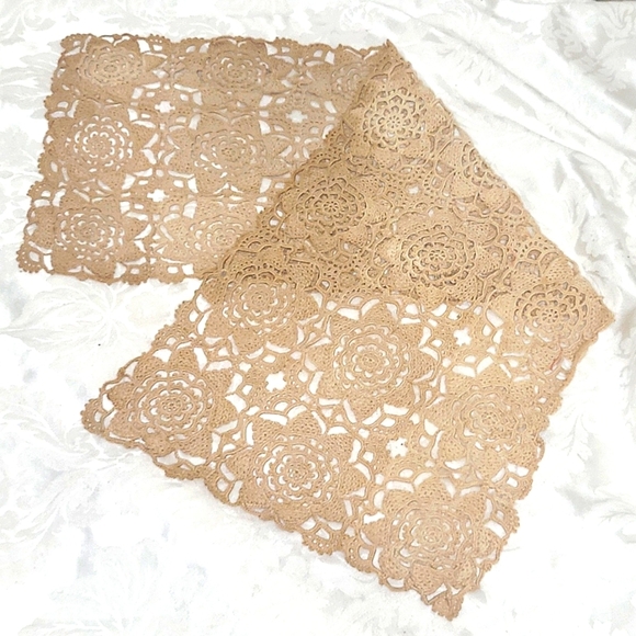 Crotchet Lace Tea stained Floral Design Vintage Doily Runner 29.5" x 10.5" - Picture 1 of 6
